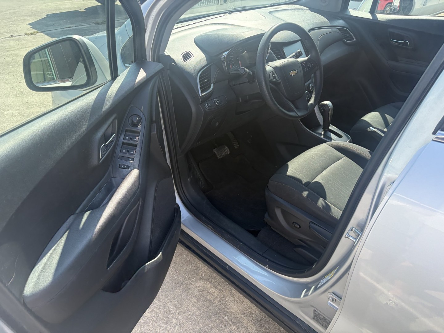 2017 Silver Chevrolet Trax LT AWD (3GNCJPSB6HL) with an 1.4L L4 DOHC 16V engine, 6A transmission, located at 1687 Business 35 S, New Braunfels, TX, 78130, (830) 625-7159, 29.655487, -98.051491- Photo#9