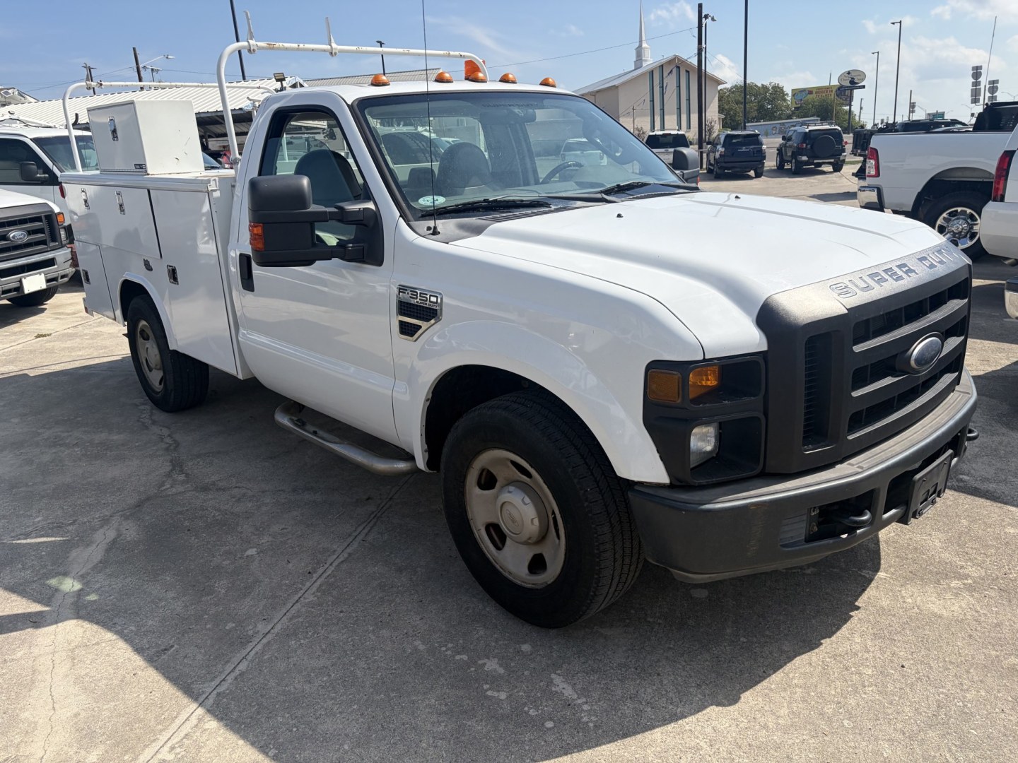 2009 White Ford F-350 SD XL 2WD (1FDSF34519E) with an 5.4L V8 SOHC 24V engine, located at 1687 Business 35 S, New Braunfels, TX, 78130, (830) 625-7159, 29.655487, -98.051491- Photo#1
