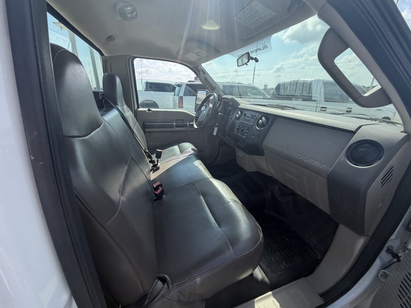 2009 White Ford F-350 SD XL 2WD (1FDSF34519E) with an 5.4L V8 SOHC 24V engine, located at 1687 Business 35 S, New Braunfels, TX, 78130, (830) 625-7159, 29.655487, -98.051491- Photo#3