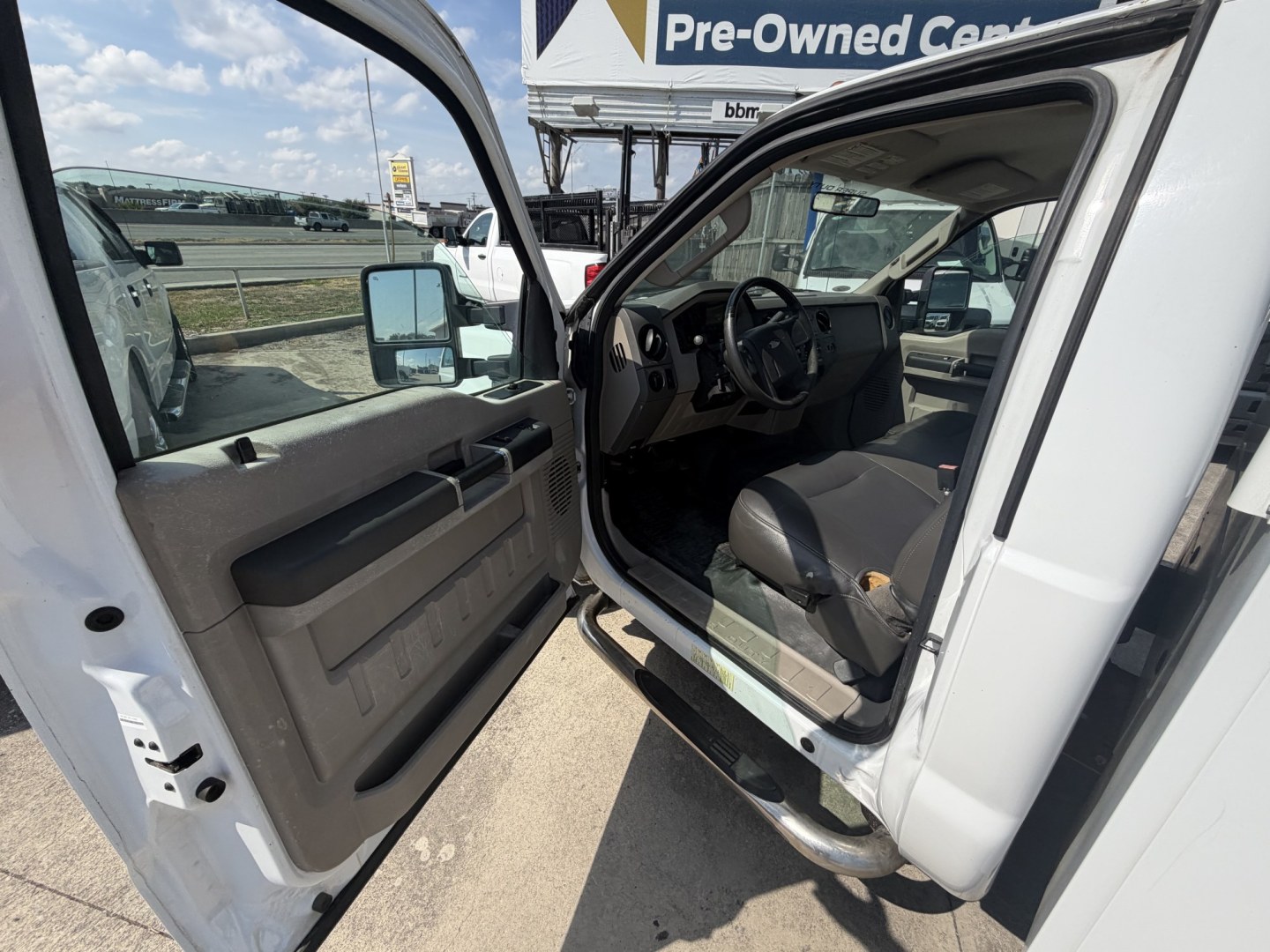 2009 White Ford F-350 SD XL 2WD (1FDSF34519E) with an 5.4L V8 SOHC 24V engine, located at 1687 Business 35 S, New Braunfels, TX, 78130, (830) 625-7159, 29.655487, -98.051491- Photo#7