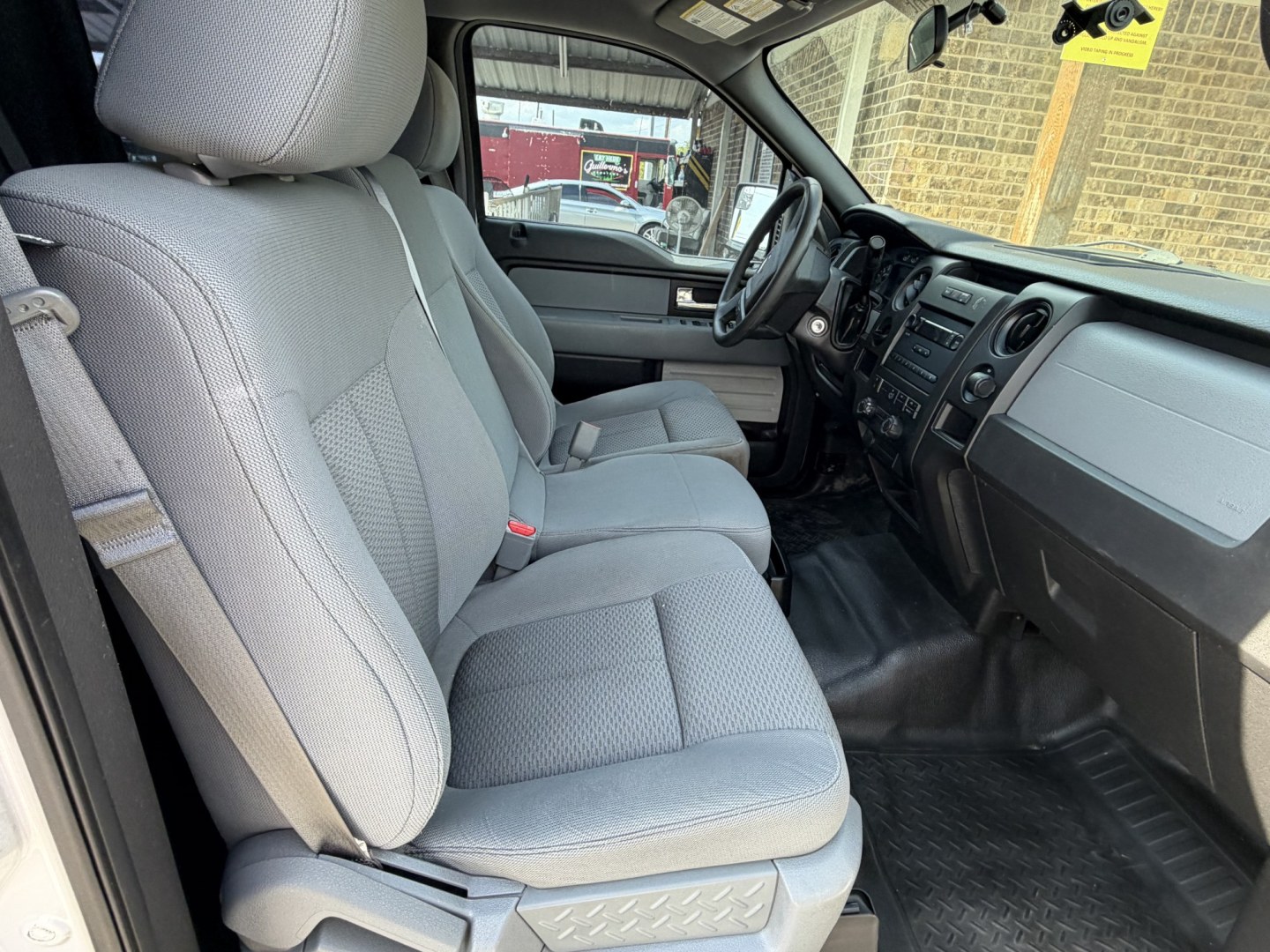 2014 White Ford F-150 XLT SuperCrew 5.5-ft. Bed 2WD (1FTEW1CM4EK) with an 3.7L V6 DOHC 24V engine, 6A transmission, located at 1687 Business 35 S, New Braunfels, TX, 78130, (830) 625-7159, 29.655487, -98.051491- Photo#2
