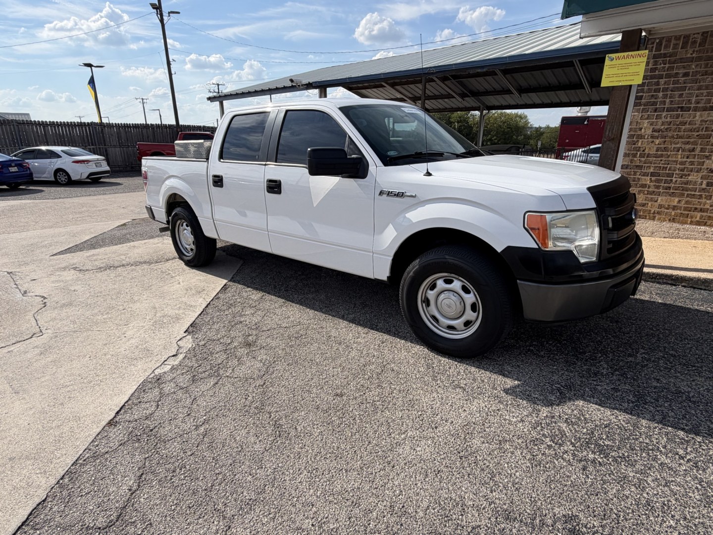 2014 White Ford F-150 XLT SuperCrew 5.5-ft. Bed 2WD (1FTEW1CM4EK) with an 3.7L V6 DOHC 24V engine, 6A transmission, located at 1687 Business 35 S, New Braunfels, TX, 78130, (830) 625-7159, 29.655487, -98.051491- Photo#1