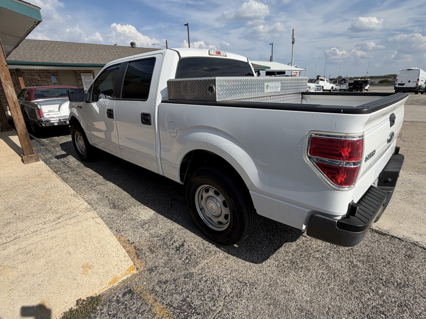 2014 White Ford F-150 XLT SuperCrew 5.5-ft. Bed 2WD (1FTEW1CM4EK) with an 3.7L V6 DOHC 24V engine, 6A transmission, located at 1687 Business 35 S, New Braunfels, TX, 78130, (830) 625-7159, 29.655487, -98.051491- Photo#7