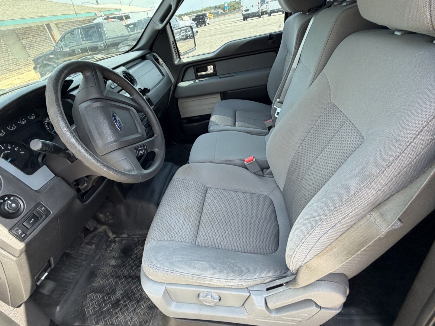 2014 White Ford F-150 XLT SuperCrew 5.5-ft. Bed 2WD (1FTEW1CM4EK) with an 3.7L V6 DOHC 24V engine, 6A transmission, located at 1687 Business 35 S, New Braunfels, TX, 78130, (830) 625-7159, 29.655487, -98.051491- Photo#10