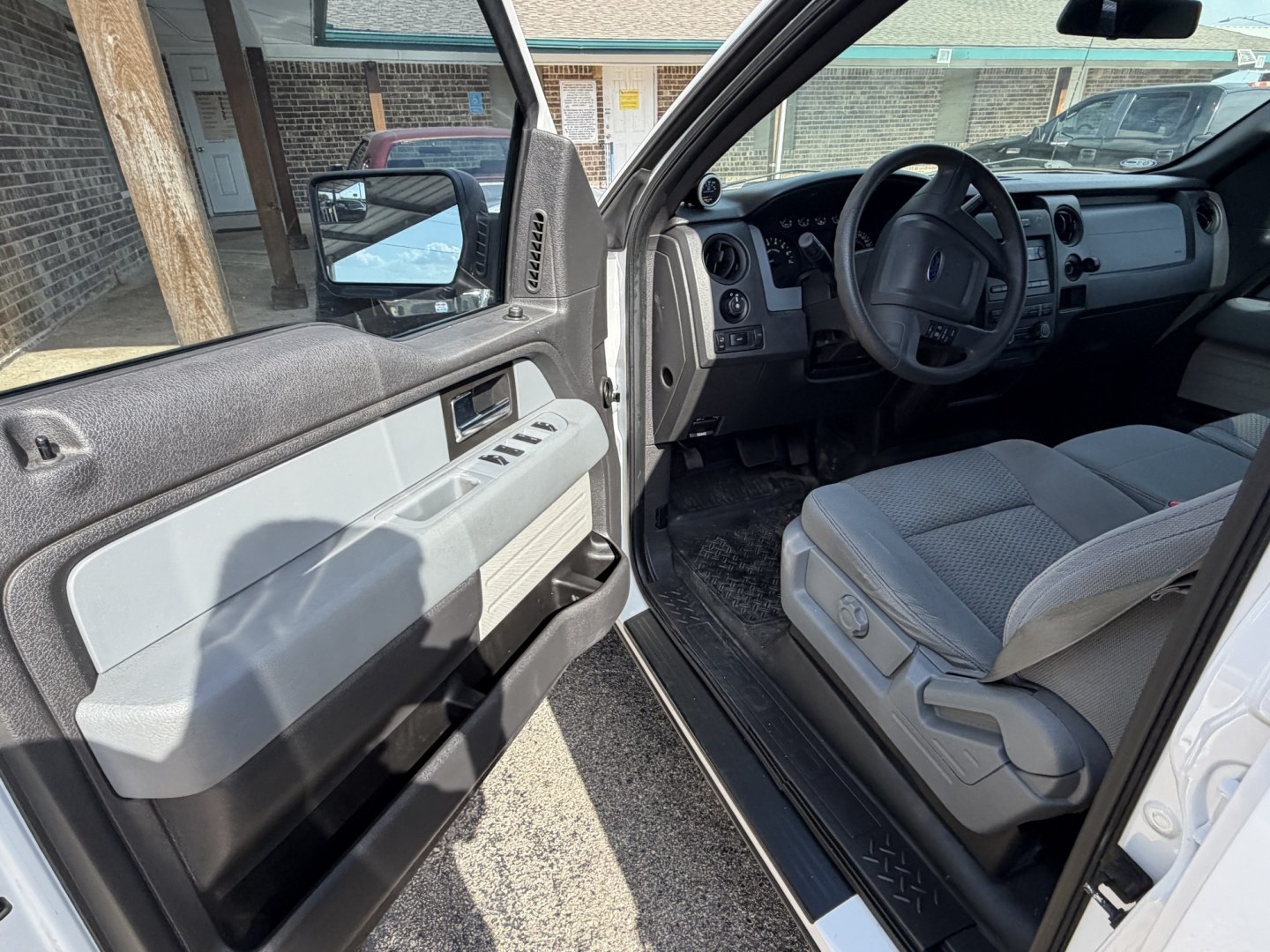 2014 White Ford F-150 XLT SuperCrew 5.5-ft. Bed 2WD (1FTEW1CM4EK) with an 3.7L V6 DOHC 24V engine, 6A transmission, located at 1687 Business 35 S, New Braunfels, TX, 78130, (830) 625-7159, 29.655487, -98.051491- Photo#9