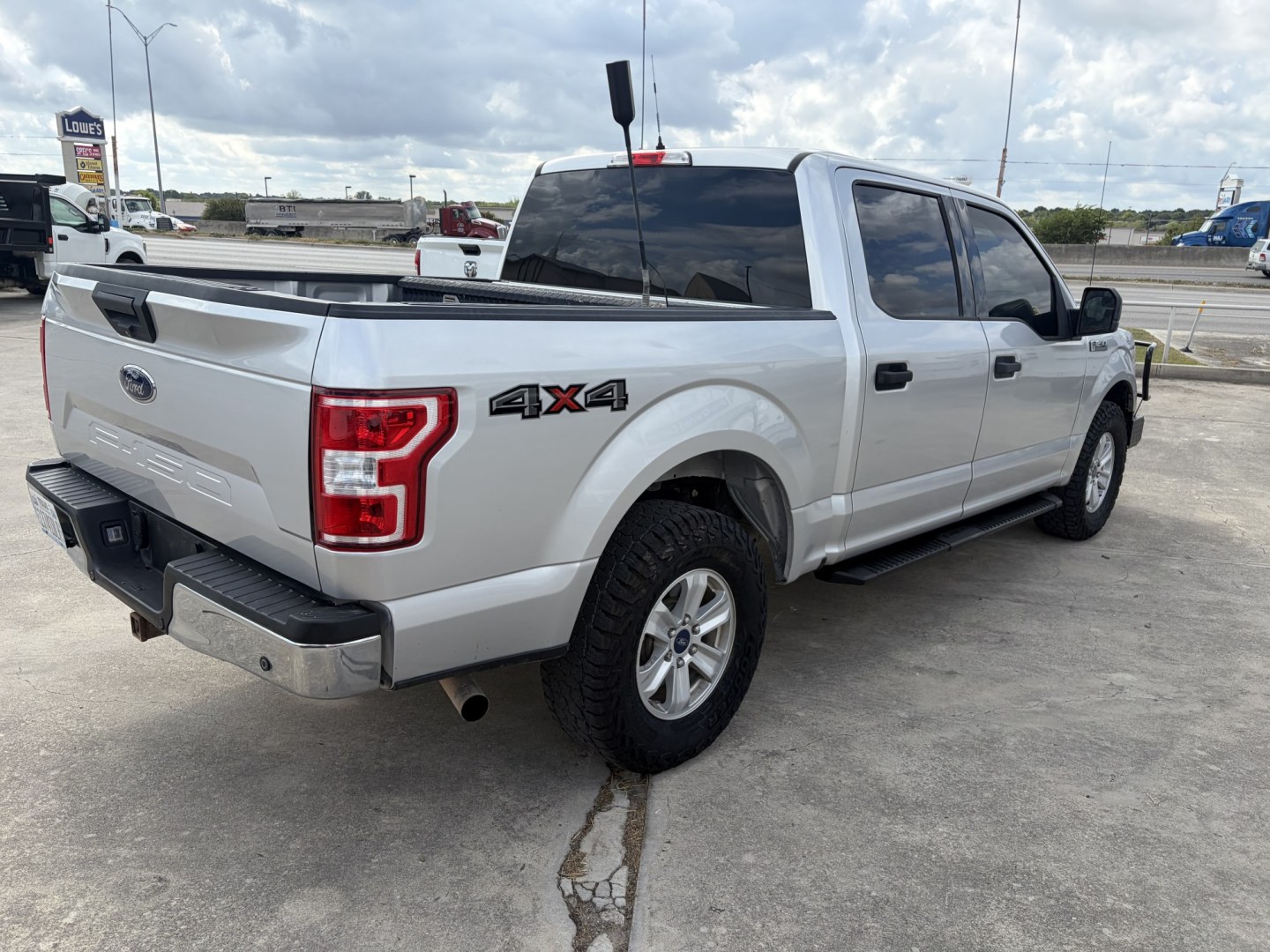 2018 Silver Ford F-150 XLT SuperCrew 5.5-ft. 2WD (1FTEW1E52JF) with an 5.0L V8 OHV 32V engine, 6A transmission, located at 1687 Business 35 S, New Braunfels, TX, 78130, (830) 625-7159, 29.655487, -98.051491- Photo#5
