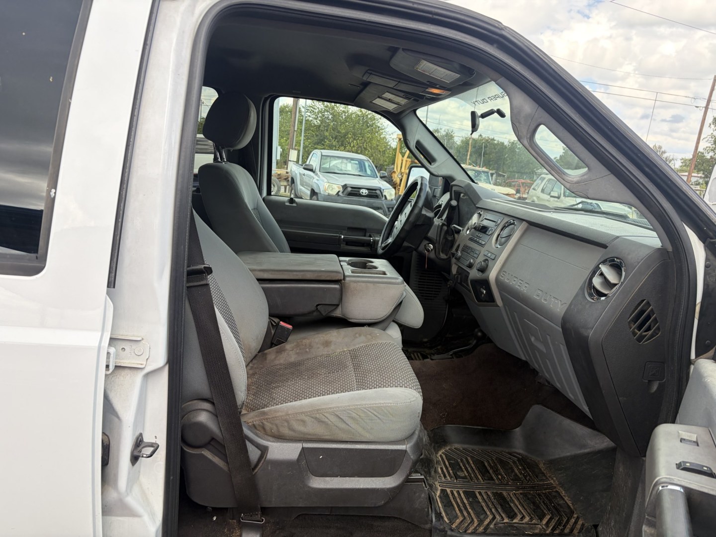 2014 White Ford F-250 SD XLT Crew Cab 4WD (1FT7W2BT8EE) with an 6.7L V8 OHV 16V DIESEL engine, 6-Speed Automatic transmission, located at 1687 Business 35 S, New Braunfels, TX, 78130, (830) 625-7159, 29.655487, -98.051491- Photo#2