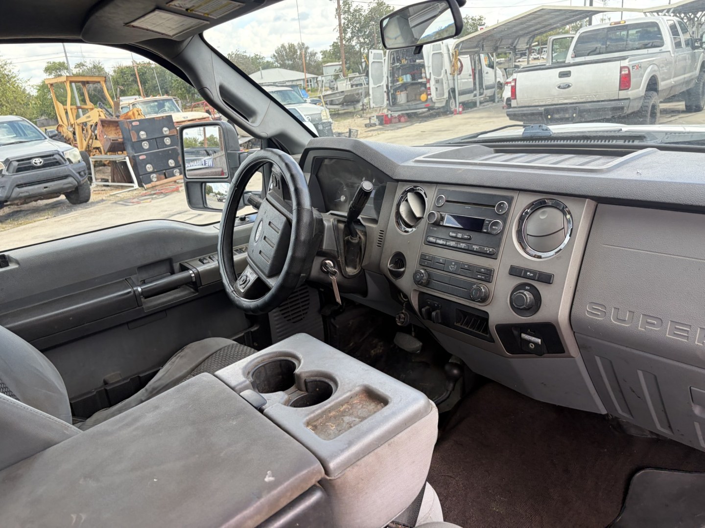 2014 White Ford F-250 SD XLT Crew Cab 4WD (1FT7W2BT8EE) with an 6.7L V8 OHV 16V DIESEL engine, 6-Speed Automatic transmission, located at 1687 Business 35 S, New Braunfels, TX, 78130, (830) 625-7159, 29.655487, -98.051491- Photo#3