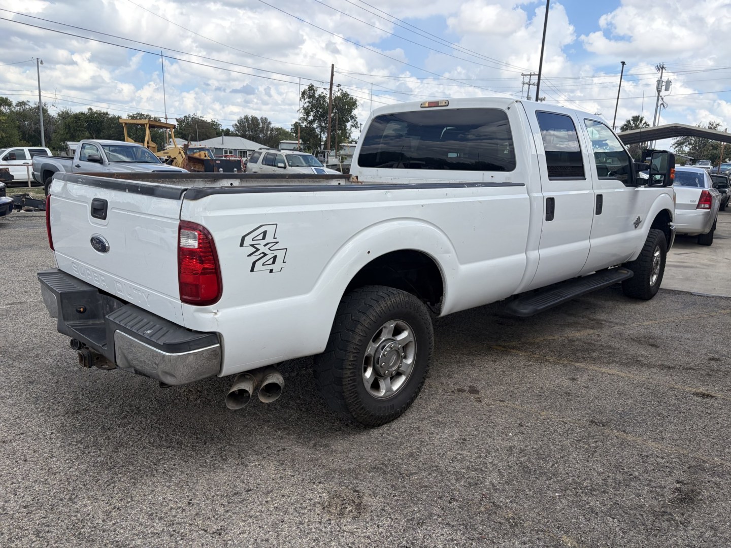 2014 White Ford F-250 SD XLT Crew Cab 4WD (1FT7W2BT8EE) with an 6.7L V8 OHV 16V DIESEL engine, 6-Speed Automatic transmission, located at 1687 Business 35 S, New Braunfels, TX, 78130, (830) 625-7159, 29.655487, -98.051491- Photo#5