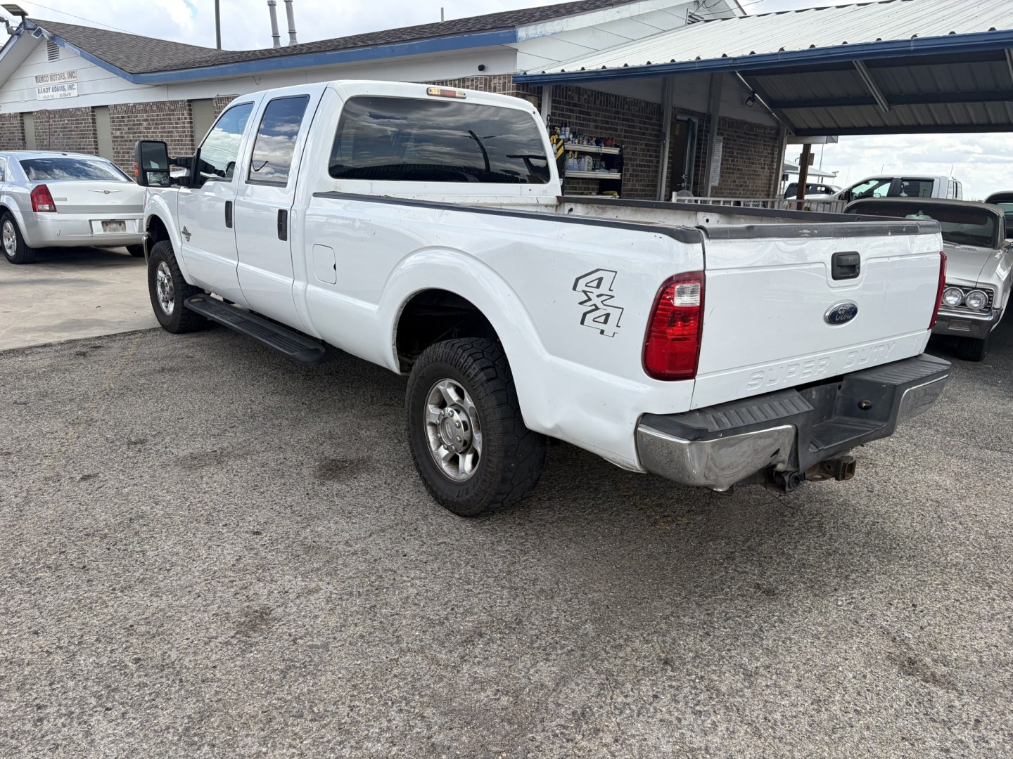 2014 White Ford F-250 SD XLT Crew Cab 4WD (1FT7W2BT8EE) with an 6.7L V8 OHV 16V DIESEL engine, 6-Speed Automatic transmission, located at 1687 Business 35 S, New Braunfels, TX, 78130, (830) 625-7159, 29.655487, -98.051491- Photo#6