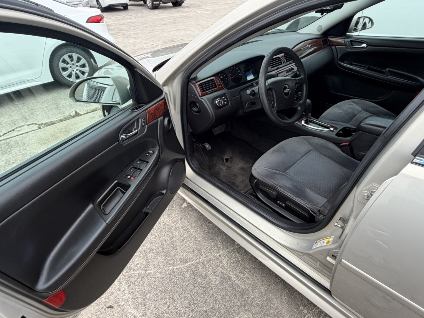 2009 Tan Chevrolet Impala LS (2G1WB57K891) with an 3.5L V6 OHV 16V FFV engine, 4A transmission, located at 1687 Business 35 S, New Braunfels, TX, 78130, (830) 625-7159, 29.655487, -98.051491- Photo#9