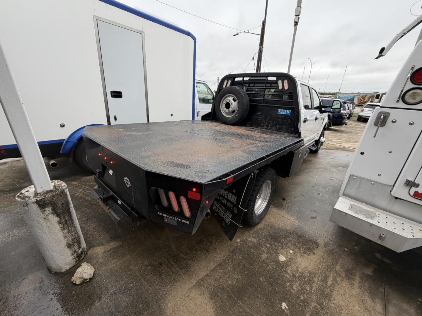 2020 White Ford F-350 SD XL Crew Cab Long Bed DRW 4WD (1FD8W3HT5LE) with an 6.7L V8 OHV 16V DIESEL engine, 6A transmission, located at 1687 Business 35 S, New Braunfels, TX, 78130, (830) 625-7159, 29.655487, -98.051491- Photo#6