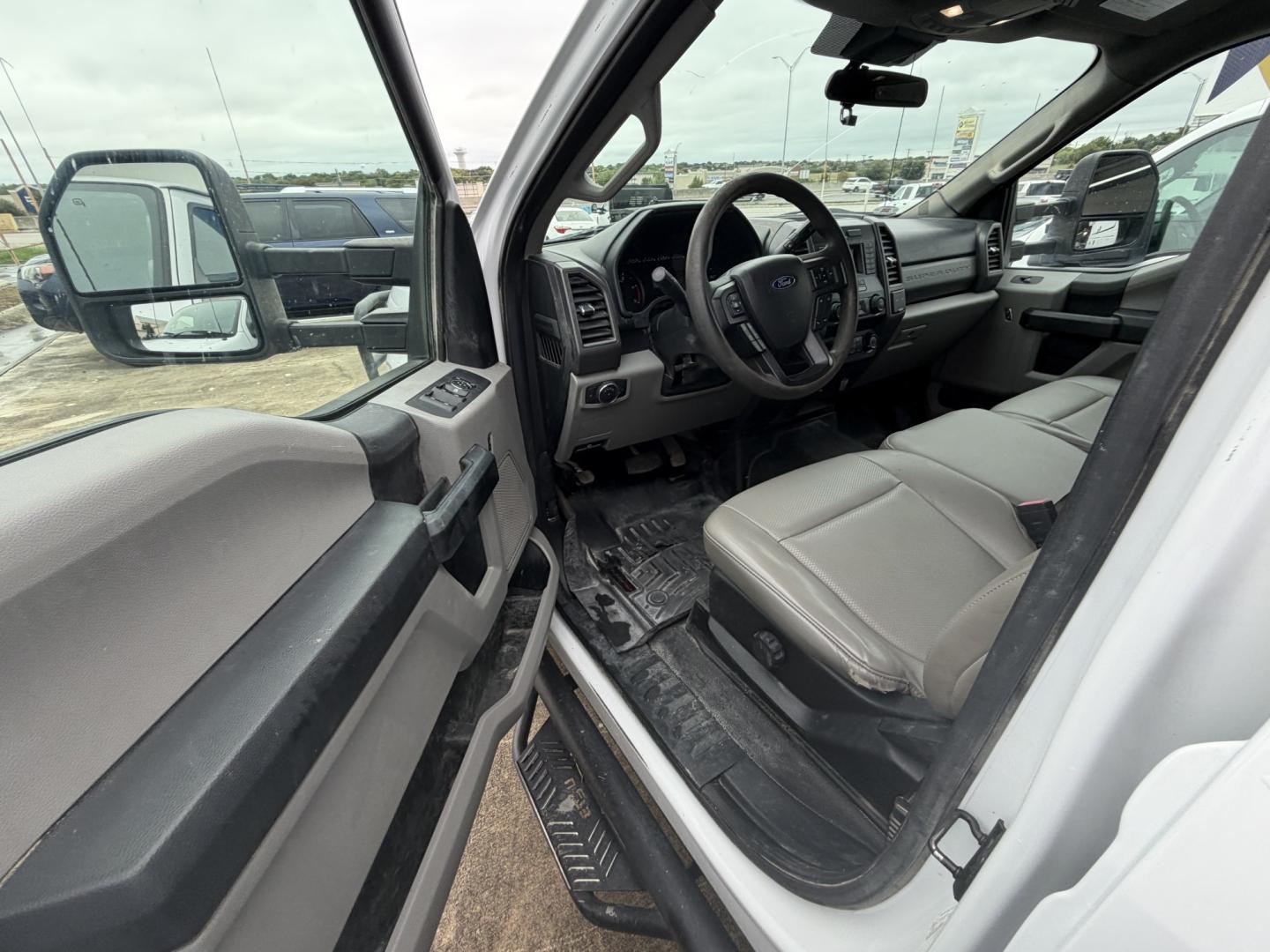 2020 White Ford F-350 SD XL Crew Cab Long Bed DRW 4WD (1FD8W3HT5LE) with an 6.7L V8 OHV 16V DIESEL engine, 6A transmission, located at 1687 Business 35 S, New Braunfels, TX, 78130, (830) 625-7159, 29.655487, -98.051491- Photo#9