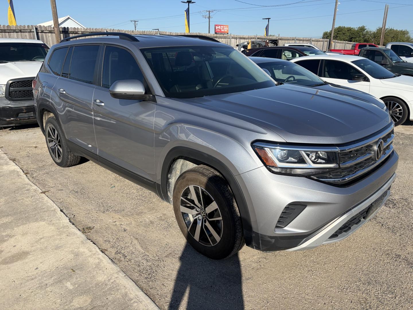 2022 Silver Volkswagen Atlas SE (1V2DP2CA5NC) with an 2.0L L4 DOHC 16V engine, 8A transmission, located at 1687 Business 35 S, New Braunfels, TX, 78130, (830) 625-7159, 29.655487, -98.051491- Photo#1