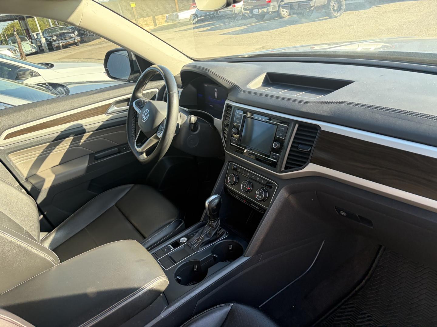 2022 Silver Volkswagen Atlas SE (1V2DP2CA5NC) with an 2.0L L4 DOHC 16V engine, 8A transmission, located at 1687 Business 35 S, New Braunfels, TX, 78130, (830) 625-7159, 29.655487, -98.051491- Photo#3