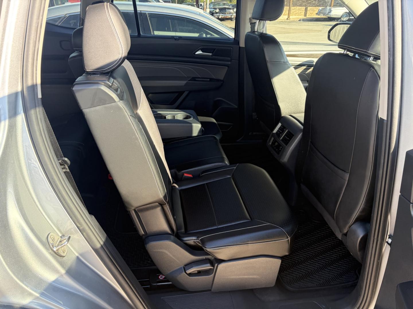 2022 Silver Volkswagen Atlas SE (1V2DP2CA5NC) with an 2.0L L4 DOHC 16V engine, 8A transmission, located at 1687 Business 35 S, New Braunfels, TX, 78130, (830) 625-7159, 29.655487, -98.051491- Photo#4