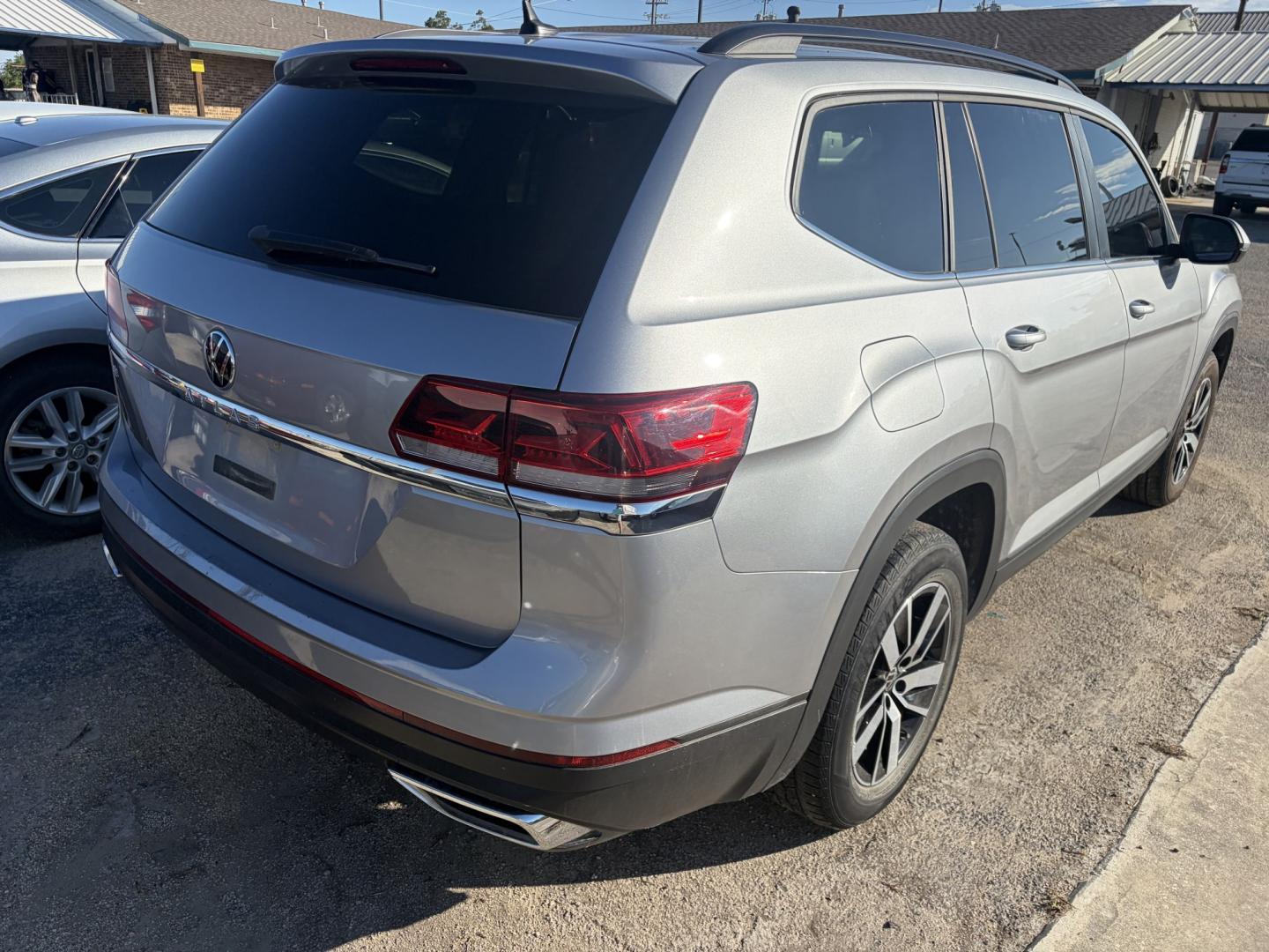 2022 Silver Volkswagen Atlas SE (1V2DP2CA5NC) with an 2.0L L4 DOHC 16V engine, 8A transmission, located at 1687 Business 35 S, New Braunfels, TX, 78130, (830) 625-7159, 29.655487, -98.051491- Photo#7