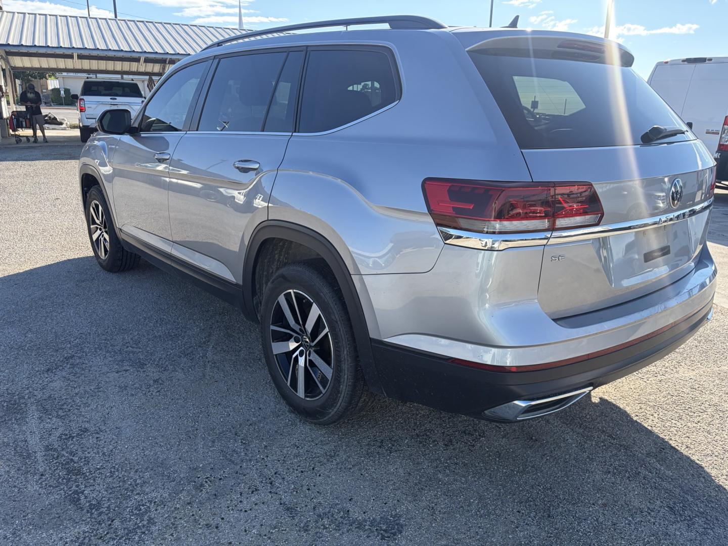 2022 Silver Volkswagen Atlas SE (1V2DP2CA5NC) with an 2.0L L4 DOHC 16V engine, 8A transmission, located at 1687 Business 35 S, New Braunfels, TX, 78130, (830) 625-7159, 29.655487, -98.051491- Photo#10