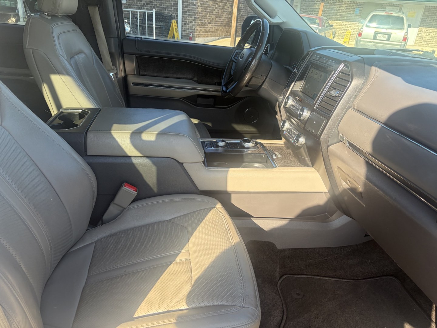 2018 White Ford Expedition Limited 4WD (1FMJU2AT7JE) with an 3.5L V6 DOHC 24V FFV engine, 6A transmission, located at 1687 Business 35 S, New Braunfels, TX, 78130, (830) 625-7159, 29.655487, -98.051491- Photo#2