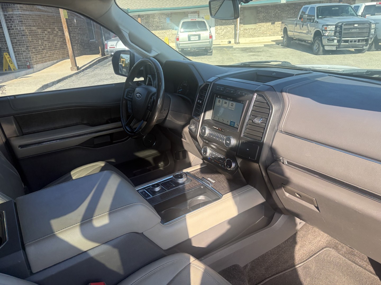 2018 White Ford Expedition Limited 4WD (1FMJU2AT7JE) with an 3.5L V6 DOHC 24V FFV engine, 6A transmission, located at 1687 Business 35 S, New Braunfels, TX, 78130, (830) 625-7159, 29.655487, -98.051491- Photo#3