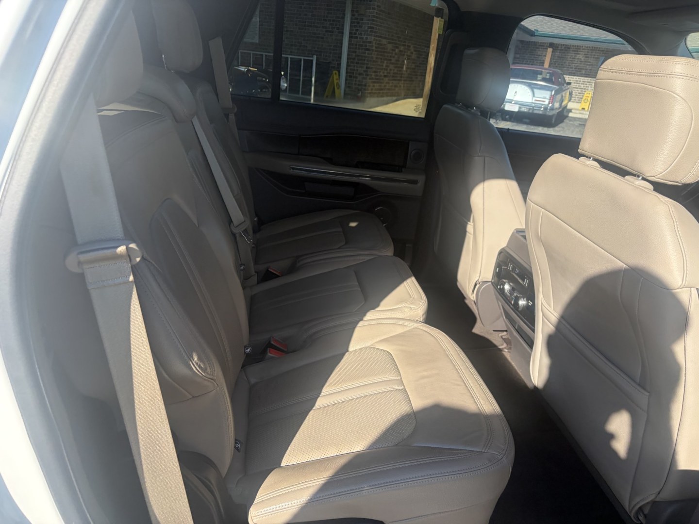 2018 White Ford Expedition Limited 4WD (1FMJU2AT7JE) with an 3.5L V6 DOHC 24V FFV engine, 6A transmission, located at 1687 Business 35 S, New Braunfels, TX, 78130, (830) 625-7159, 29.655487, -98.051491- Photo#4