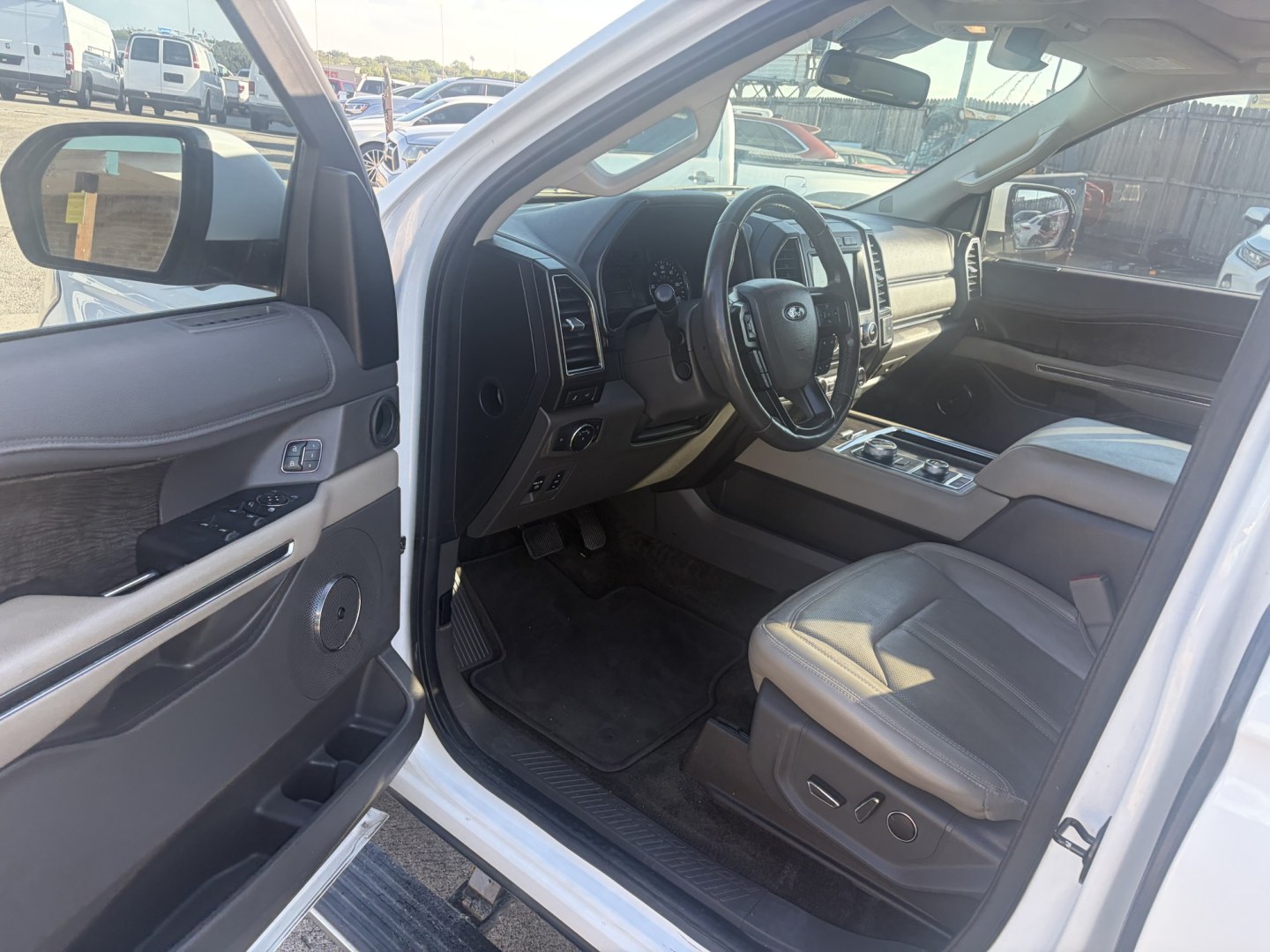 2018 White Ford Expedition Limited 4WD (1FMJU2AT7JE) with an 3.5L V6 DOHC 24V FFV engine, 6A transmission, located at 1687 Business 35 S, New Braunfels, TX, 78130, (830) 625-7159, 29.655487, -98.051491- Photo#9