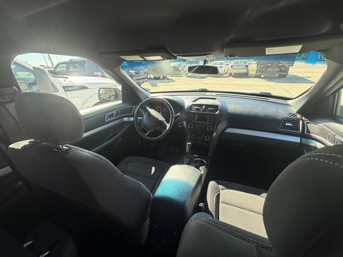 2017 White Ford Explorer XLT FWD (1FM5K7DH5HG) with an 2.3L L4 DOHC 16V engine, 6A transmission, located at 1687 Business 35 S, New Braunfels, TX, 78130, (830) 625-7159, 29.655487, -98.051491- Photo#5