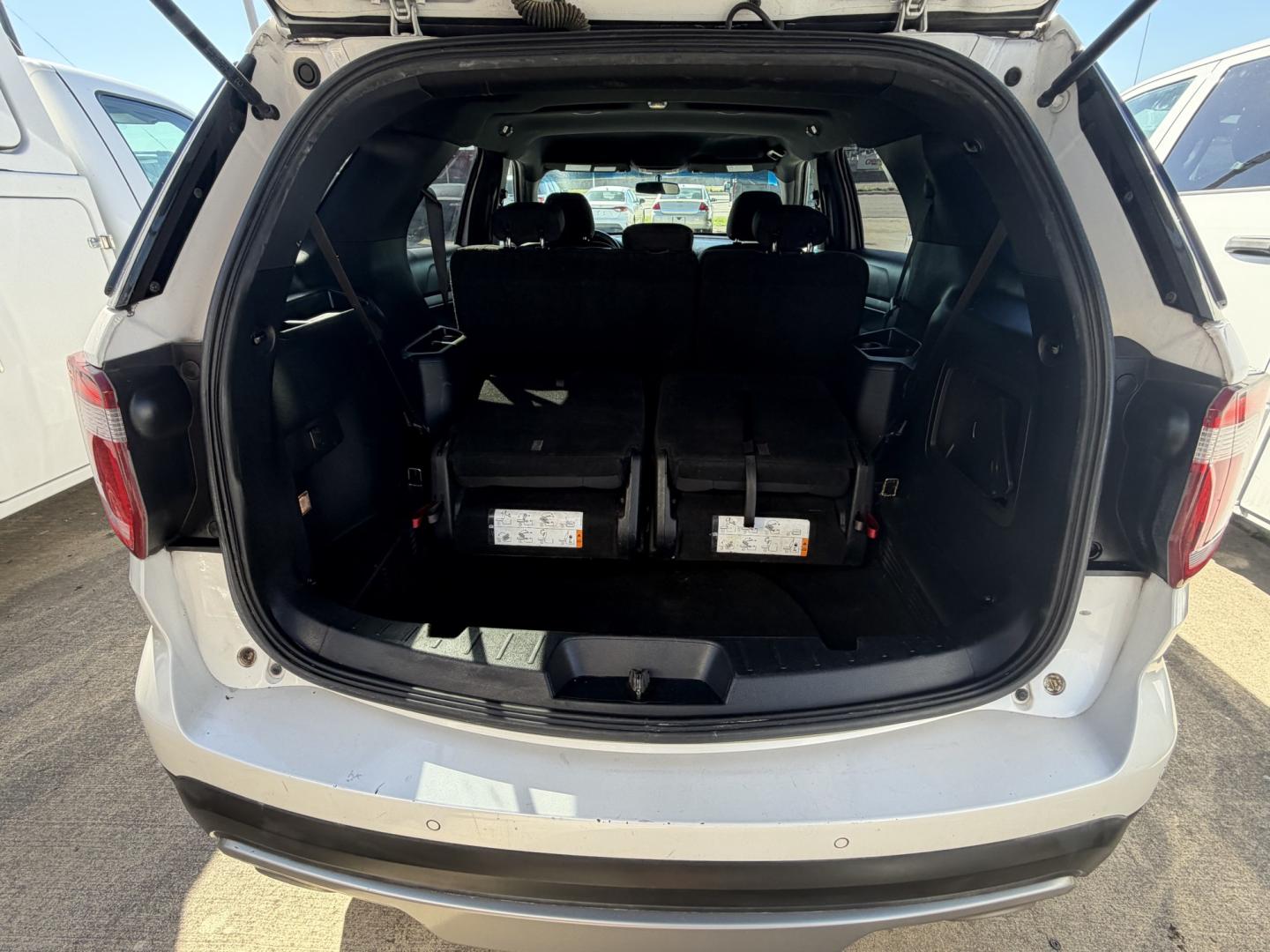 2017 White Ford Explorer XLT FWD (1FM5K7DH5HG) with an 2.3L L4 DOHC 16V engine, 6A transmission, located at 1687 Business 35 S, New Braunfels, TX, 78130, (830) 625-7159, 29.655487, -98.051491- Photo#9