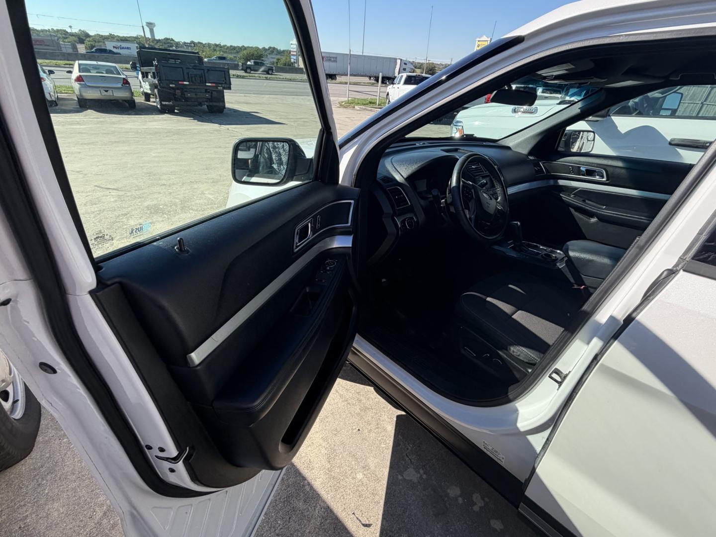 2017 White Ford Explorer XLT FWD (1FM5K7DH5HG) with an 2.3L L4 DOHC 16V engine, 6A transmission, located at 1687 Business 35 S, New Braunfels, TX, 78130, (830) 625-7159, 29.655487, -98.051491- Photo#11