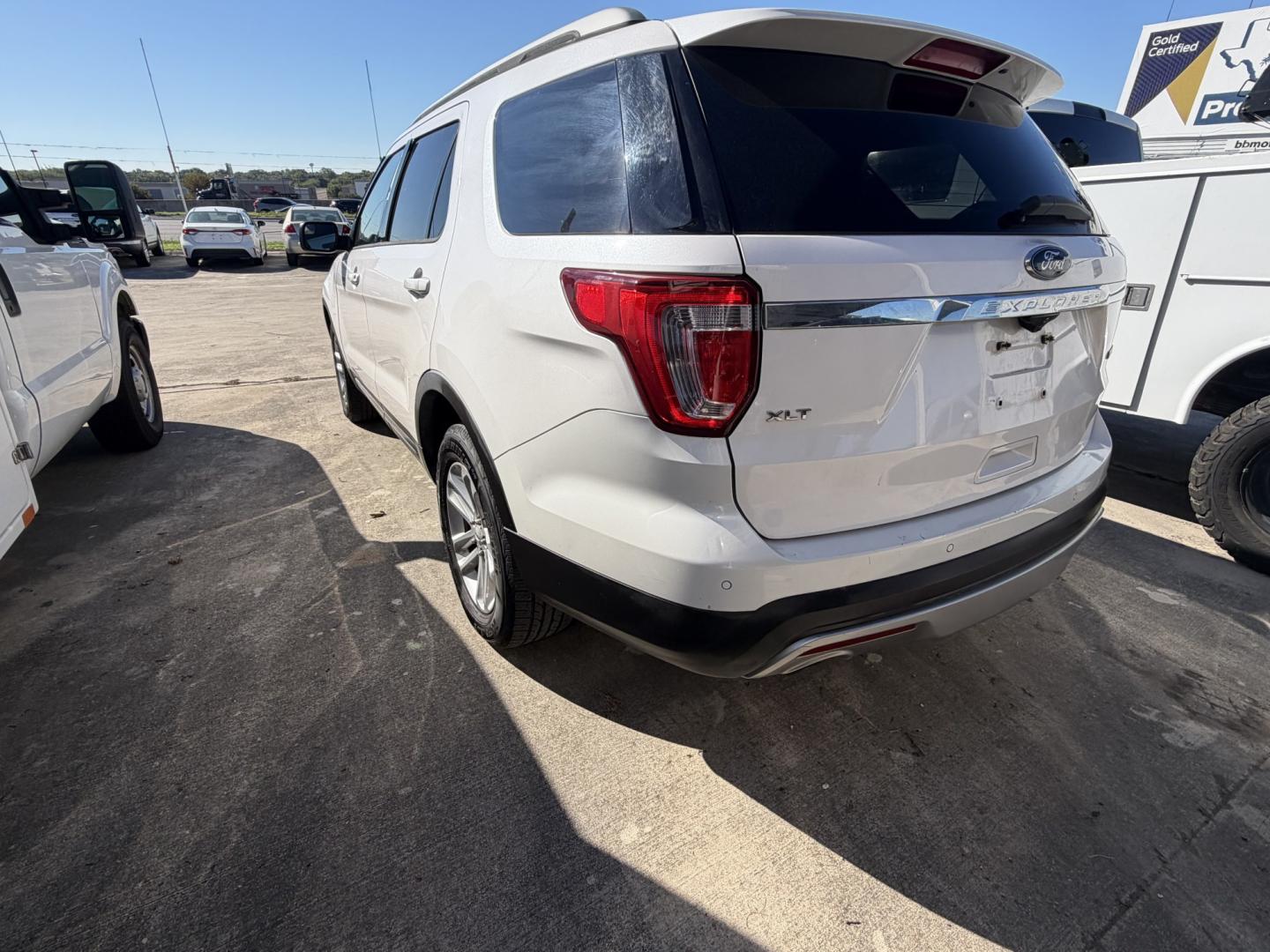 2017 White Ford Explorer XLT FWD (1FM5K7DH5HG) with an 2.3L L4 DOHC 16V engine, 6A transmission, located at 1687 Business 35 S, New Braunfels, TX, 78130, (830) 625-7159, 29.655487, -98.051491- Photo#10