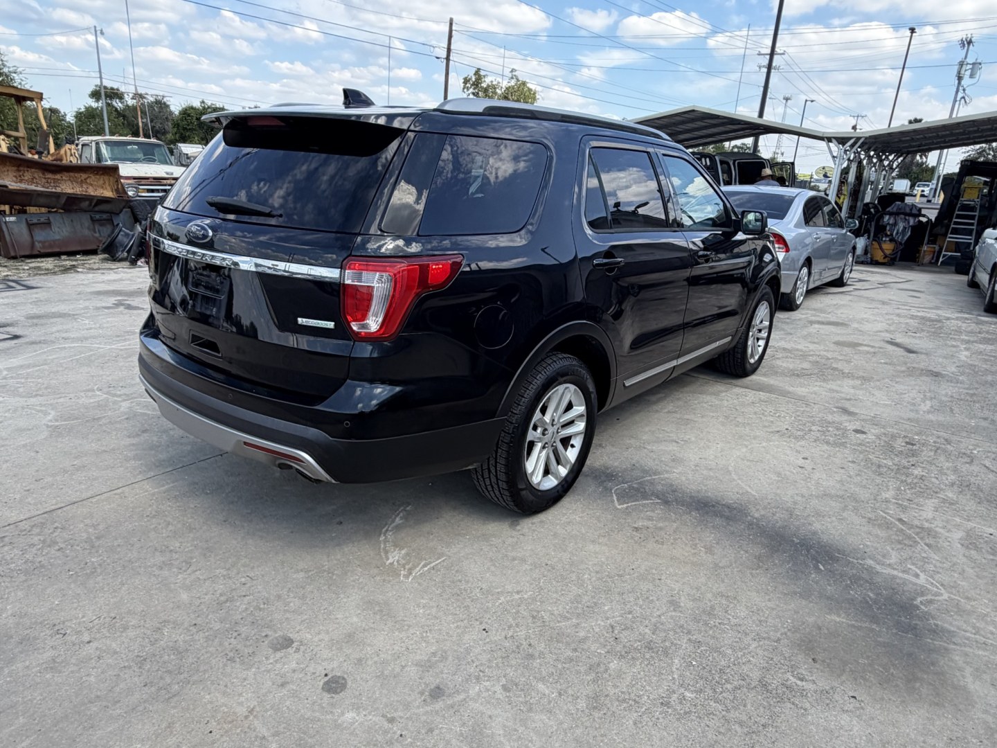 2017 Ford Explorer XLT FWD (1FM5K7DH4HG) with an 2.3L L4 DOHC 16V engine, 6A transmission, located at 1687 Business 35 S, New Braunfels, TX, 78130, (830) 625-7159, 29.655487, -98.051491- Photo#6