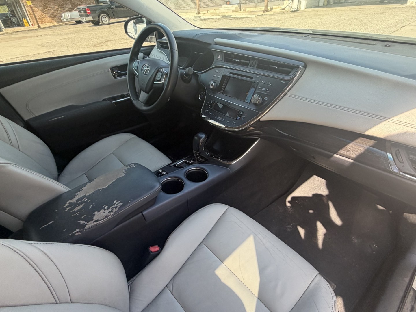 2015 Silver Toyota Avalon XLE (4T1BK1EB4FU) with an 3.5L V6 DOHC 24V engine, 6A transmission, located at 1687 Business 35 S, New Braunfels, TX, 78130, (830) 625-7159, 29.655487, -98.051491- Photo#2