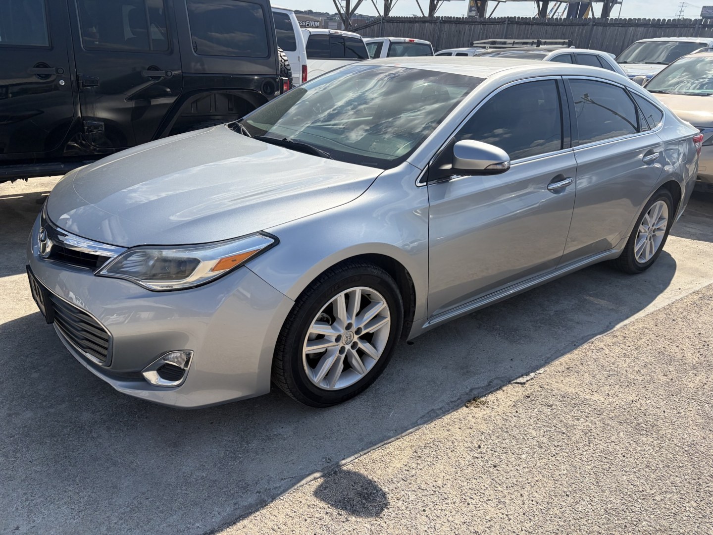 2015 Silver Toyota Avalon XLE (4T1BK1EB4FU) with an 3.5L V6 DOHC 24V engine, 6A transmission, located at 1687 Business 35 S, New Braunfels, TX, 78130, (830) 625-7159, 29.655487, -98.051491- Photo#0