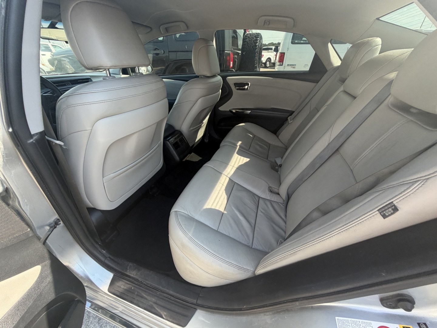2015 Silver Toyota Avalon XLE (4T1BK1EB4FU) with an 3.5L V6 DOHC 24V engine, 6A transmission, located at 1687 Business 35 S, New Braunfels, TX, 78130, (830) 625-7159, 29.655487, -98.051491- Photo#9