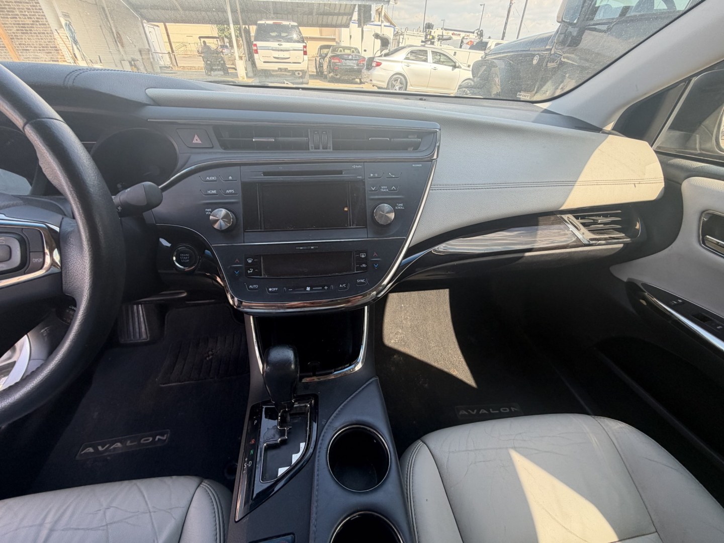 2015 Silver Toyota Avalon XLE (4T1BK1EB4FU) with an 3.5L V6 DOHC 24V engine, 6A transmission, located at 1687 Business 35 S, New Braunfels, TX, 78130, (830) 625-7159, 29.655487, -98.051491- Photo#13