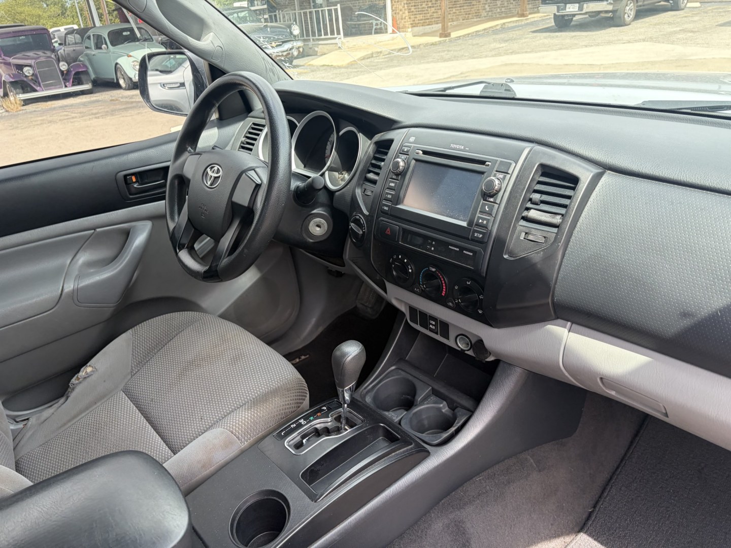 2013 Silver Toyota Tacoma Regular Cab 4WD (5TFPX4EN7DX) with an 2.7L L4 DOHC 16V engine, 5-Speed Manual transmission, located at 1687 Business 35 S, New Braunfels, TX, 78130, (830) 625-7159, 29.655487, -98.051491- Photo#3