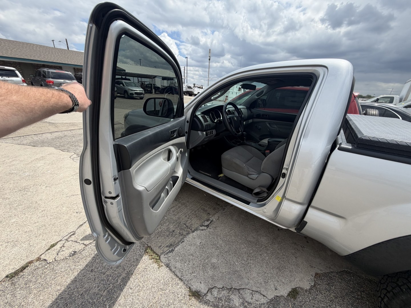 2013 Silver Toyota Tacoma Regular Cab 4WD (5TFPX4EN7DX) with an 2.7L L4 DOHC 16V engine, 5-Speed Manual transmission, located at 1687 Business 35 S, New Braunfels, TX, 78130, (830) 625-7159, 29.655487, -98.051491- Photo#8