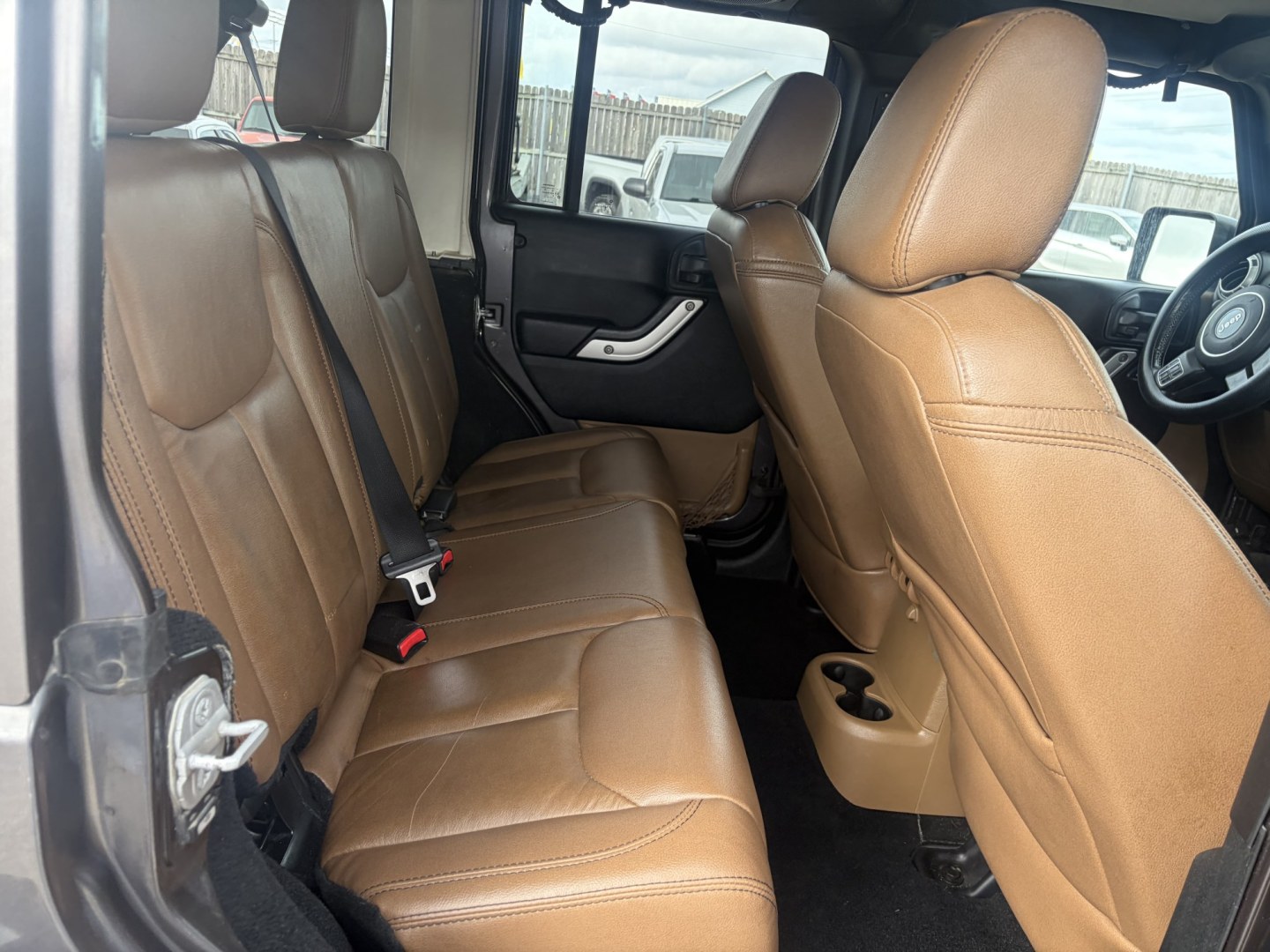 2014 gray Jeep Wrangler Unlimited Rubicon 4WD (1C4BJWFG7EL) with an 3.6L V6 DOHC 24V FFV engine, located at 1687 Business 35 S, New Braunfels, TX, 78130, (830) 625-7159, 29.655487, -98.051491- Photo#4