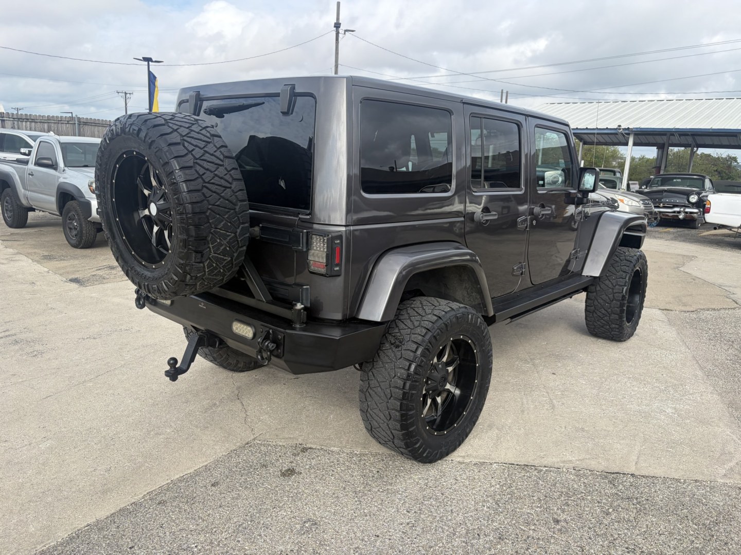 2014 gray Jeep Wrangler Unlimited Rubicon 4WD (1C4BJWFG7EL) with an 3.6L V6 DOHC 24V FFV engine, located at 1687 Business 35 S, New Braunfels, TX, 78130, (830) 625-7159, 29.655487, -98.051491- Photo#6
