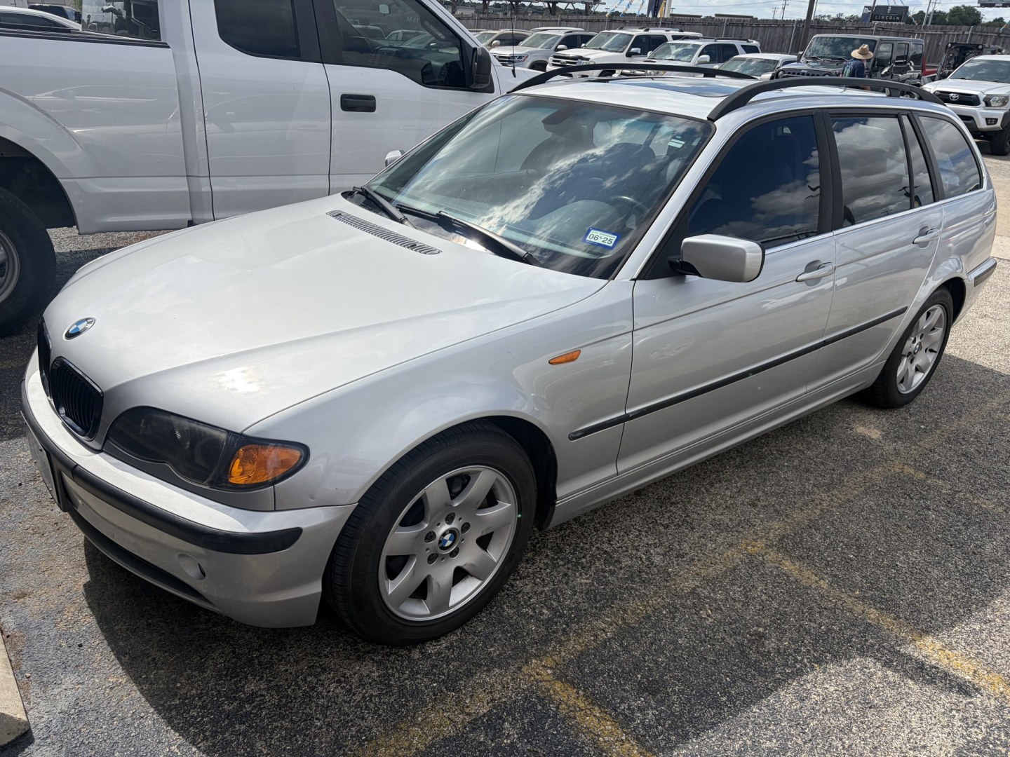 2004 White BMW 3-Series Sport Wagon 325i (WBAEN33474P) with an 2.5L L6 DOHC 24V engine, located at 1687 Business 35 S, New Braunfels, TX, 78130, (830) 625-7159, 29.655487, -98.051491- Photo#0