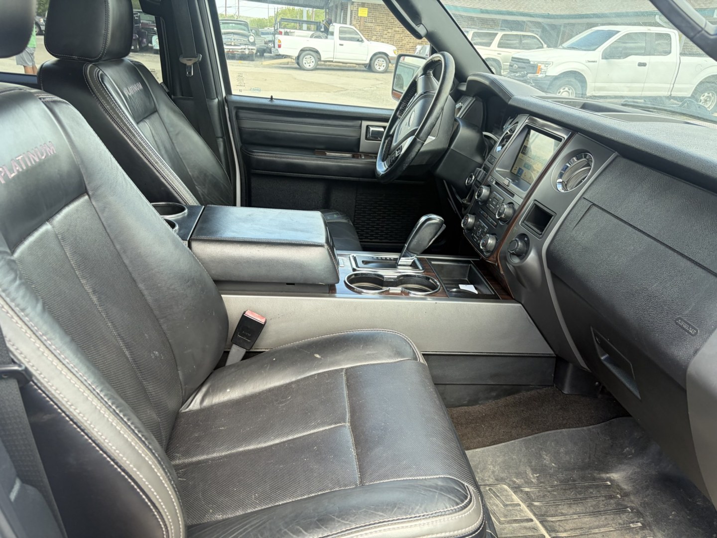 2017 White Ford Expedition Platinum 2WD (1FMJU1LT9HE) with an 3.5L V6 DOHC 24V FFV engine, 6A transmission, located at 1687 Business 35 S, New Braunfels, TX, 78130, (830) 625-7159, 29.655487, -98.051491- Photo#3