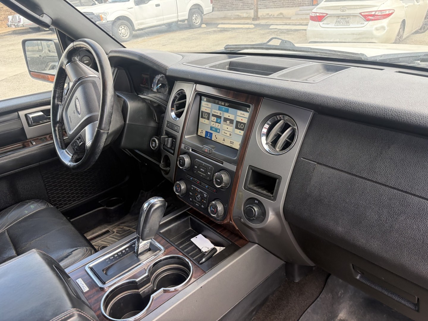 2017 White Ford Expedition Platinum 2WD (1FMJU1LT9HE) with an 3.5L V6 DOHC 24V FFV engine, 6A transmission, located at 1687 Business 35 S, New Braunfels, TX, 78130, (830) 625-7159, 29.655487, -98.051491- Photo#4