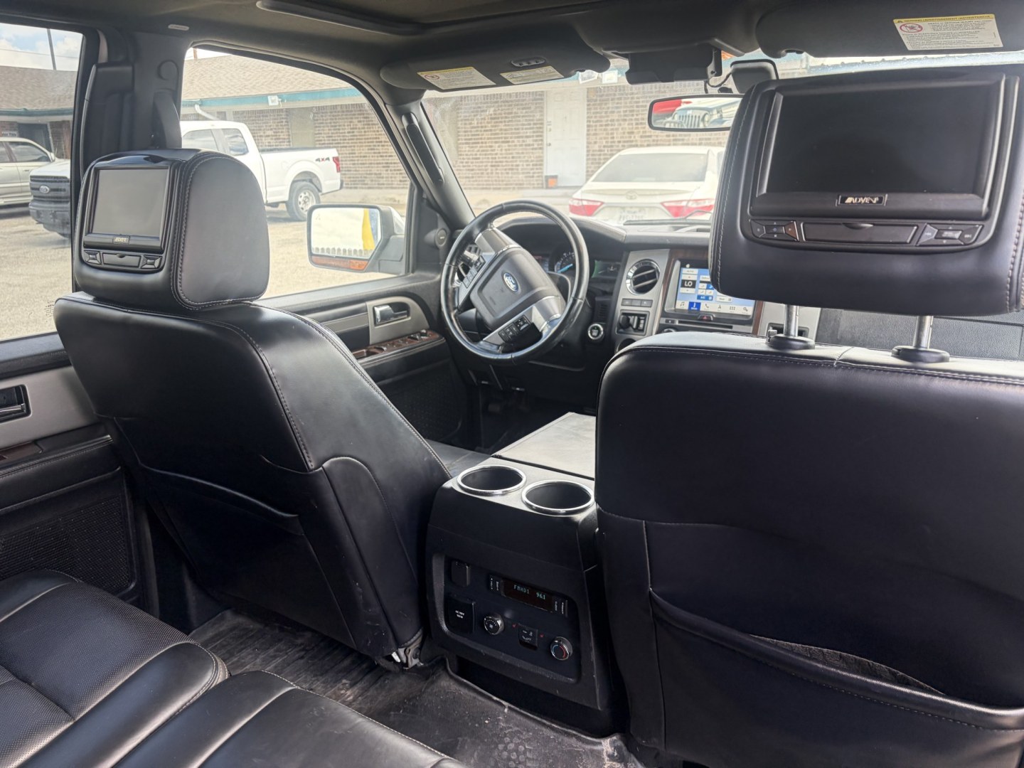 2017 White Ford Expedition Platinum 2WD (1FMJU1LT9HE) with an 3.5L V6 DOHC 24V FFV engine, 6A transmission, located at 1687 Business 35 S, New Braunfels, TX, 78130, (830) 625-7159, 29.655487, -98.051491- Photo#8