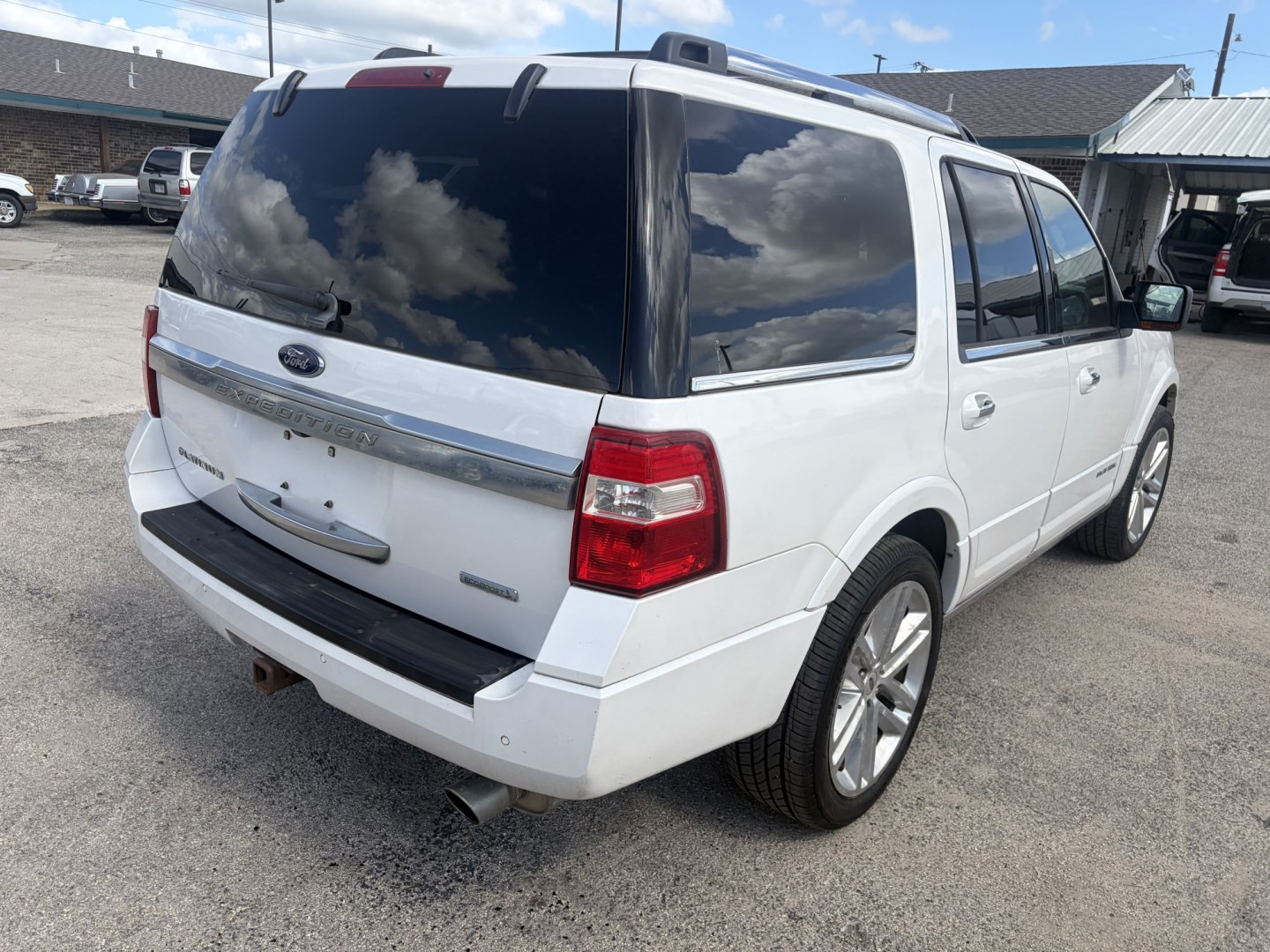 2017 White Ford Expedition Platinum 2WD (1FMJU1LT9HE) with an 3.5L V6 DOHC 24V FFV engine, 6A transmission, located at 1687 Business 35 S, New Braunfels, TX, 78130, (830) 625-7159, 29.655487, -98.051491- Photo#9