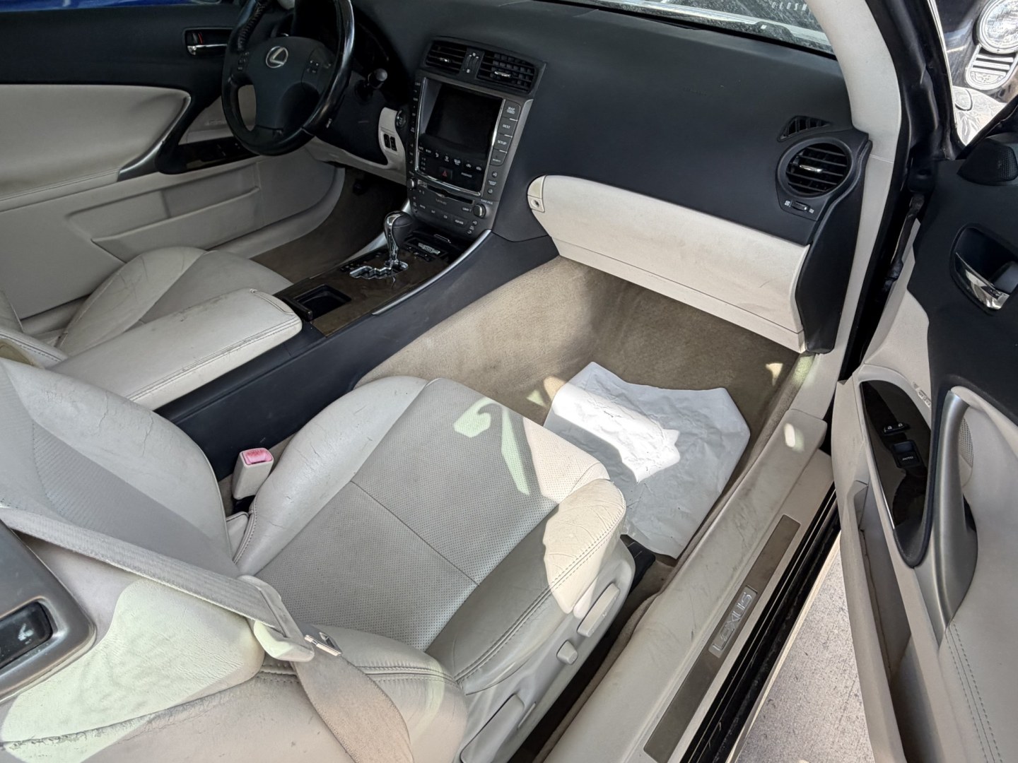 2010 Black Lexus IS C IS 250C (JTHFF2C20A2) , 6A transmission, located at 1687 Business 35 S, New Braunfels, TX, 78130, (830) 625-7159, 29.655487, -98.051491- Photo#2