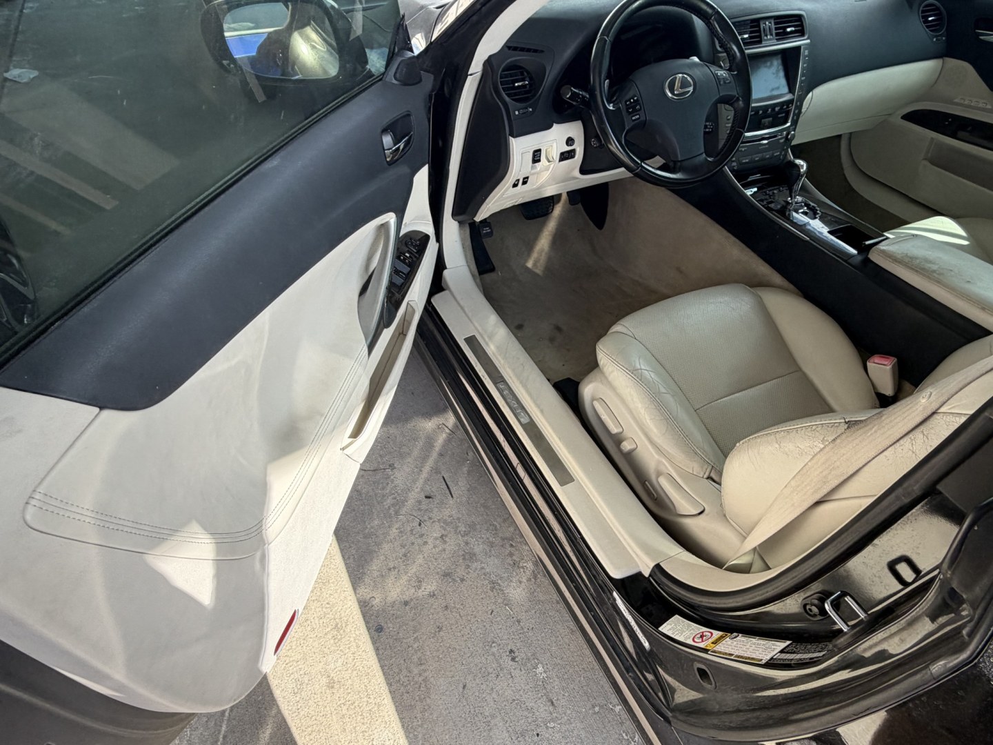 2010 Black Lexus IS C IS 250C (JTHFF2C20A2) , 6A transmission, located at 1687 Business 35 S, New Braunfels, TX, 78130, (830) 625-7159, 29.655487, -98.051491- Photo#7