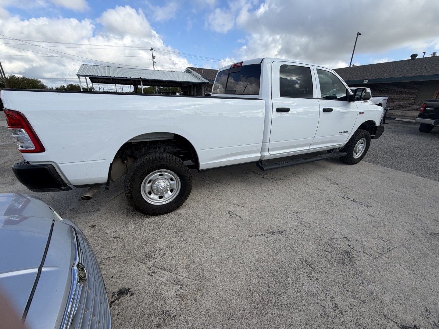 2022 White Ram 2500 Tradesman Crew Cab LWB 4WD (3C6UR5HJ8NG) with an 6.4L V8 engine, 6A transmission, located at 1687 Business 35 S, New Braunfels, TX, 78130, (830) 625-7159, 29.655487, -98.051491- Photo#6
