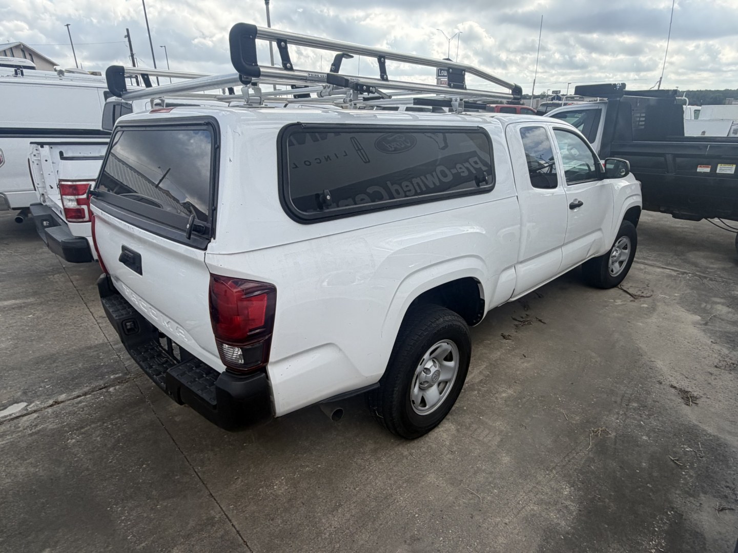 2023 White Toyota Tacoma SR5 Access Cab I4 6AT 2WD (3TYRX5GN4PT) with an 2.7L L4 DOHC 16V engine, 6A transmission, located at 1687 Business 35 S, New Braunfels, TX, 78130, (830) 625-7159, 29.655487, -98.051491- Photo#5