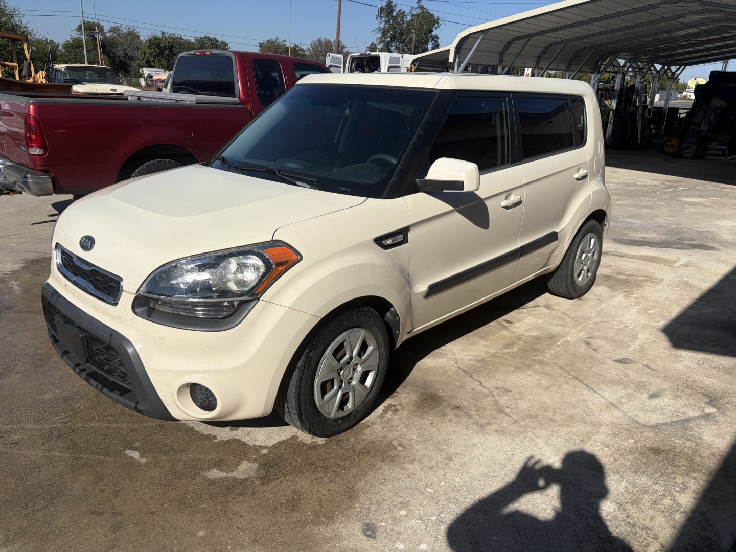 2012 White Kia Soul Base (KNDJT2A50C7) with an 1.6L L4 DOHC 16V engine, 5-Speed Manual transmission, located at 1687 Business 35 S, New Braunfels, TX, 78130, (830) 625-7159, 29.655487, -98.051491- Photo#1