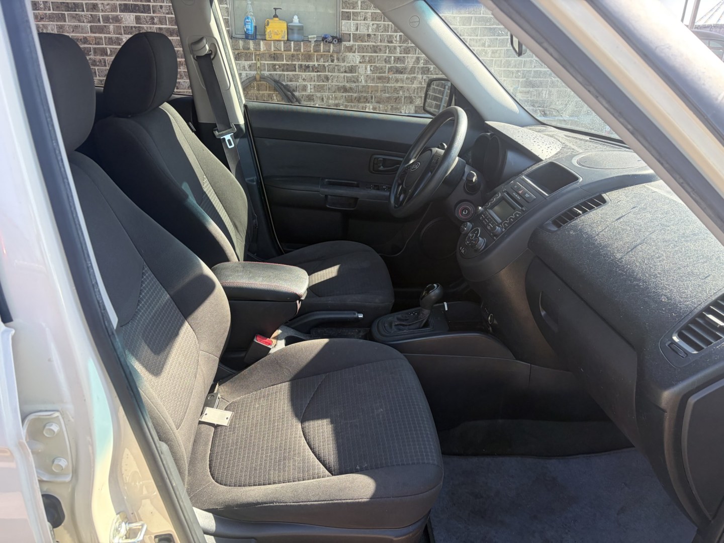 2012 White Kia Soul Base (KNDJT2A50C7) with an 1.6L L4 DOHC 16V engine, 5-Speed Manual transmission, located at 1687 Business 35 S, New Braunfels, TX, 78130, (830) 625-7159, 29.655487, -98.051491- Photo#3